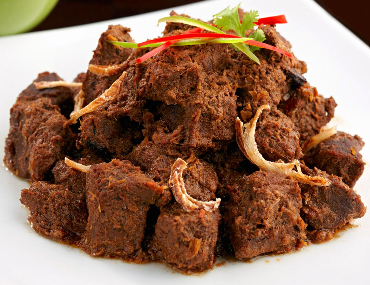 Rendang: Makanan Khas Minangkabau yang Mendunia